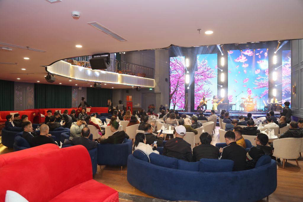 Thưởng thức rượu vang nghe nhạc sống phòng trà trở thành thú vui sang chảnh thời hiện đại